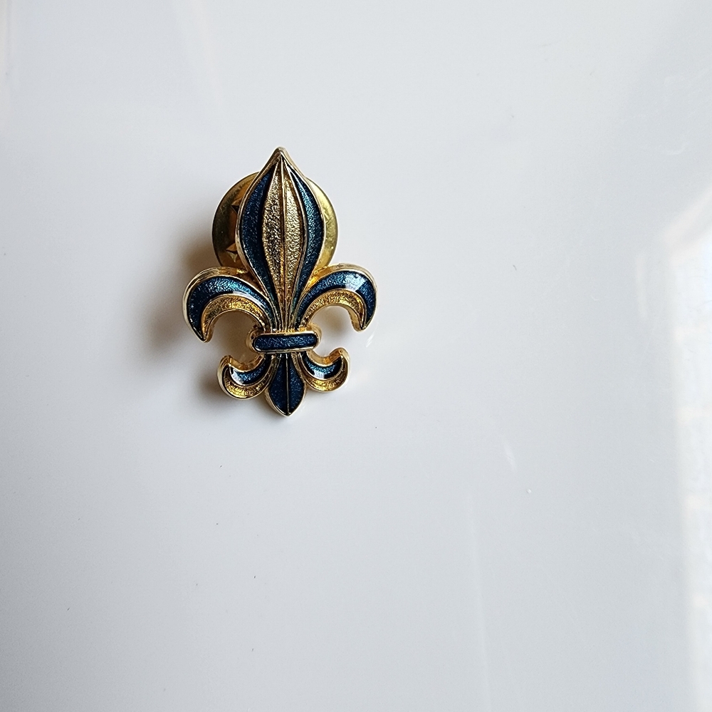 Fleur-de-lis brooch pin